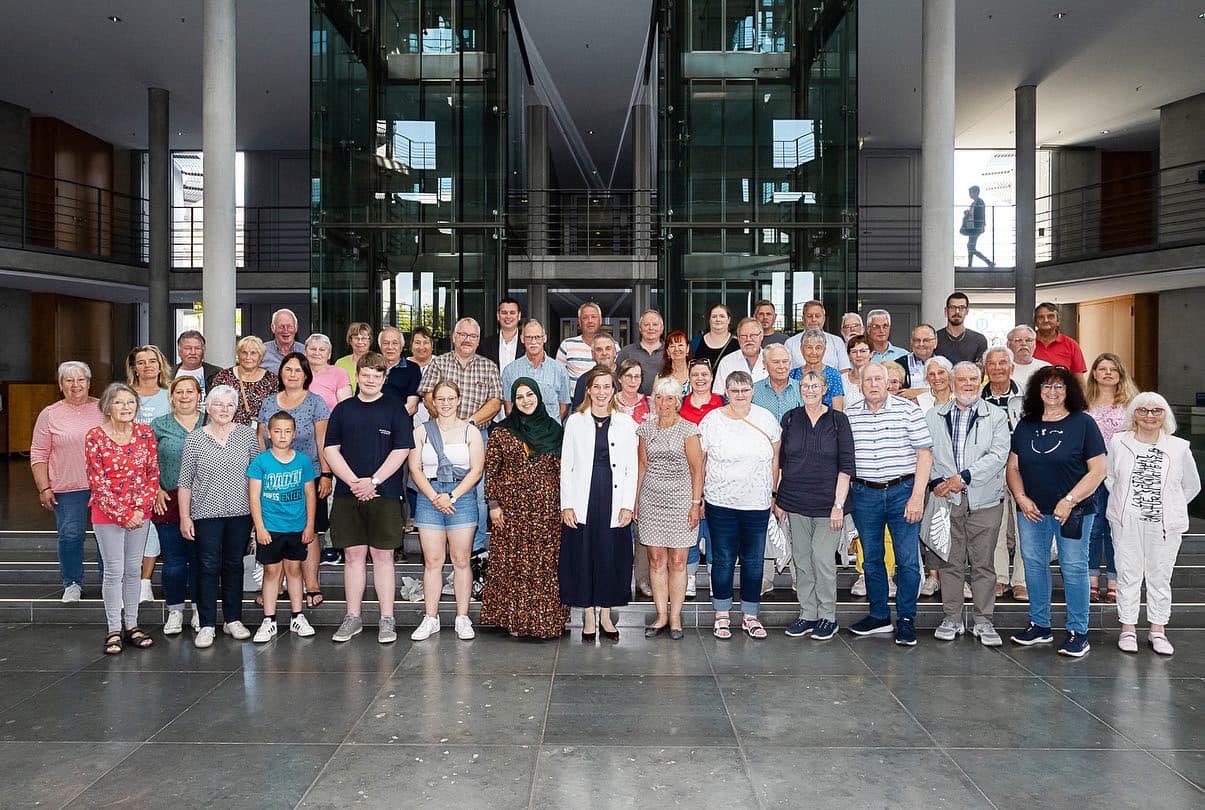 Siemtje Möller mit der Gruppe (circa 50 Personen) in den Gebäuden des Deutschen Bundestages